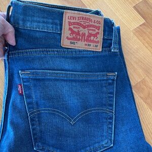 Like new!!  Levi's 541. 33x32 Men's Blue Jeans